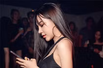 Bạn gái Hoàng Đức khoe thân nóng bỏng “hot hơn cả mùa hè“