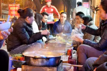 Top quán lẩu, nướng vỉa hè giới trẻ Hà Nội thích nhất