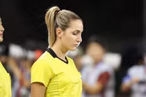 Dân mạng truy tìm nữ trọng tài biên giúp Việt Nam có HCV SEA Game 