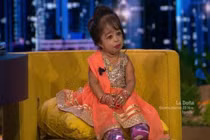 Cô gái tí hon một bước trở thành ngôi sao truyền hình nổi tiếng