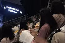 Học bài giữa liveshow của thần tượng, nữ sinh gây sốt MXH