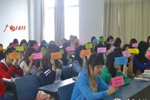 Chống trốn học, trường nghệ thuật phát bảng tên màu nổi bật