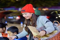 Cô gái bán hạt dẻ xinh đẹp thu nhập hơn 30 triệu/tháng