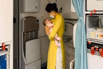 Rơi nước mắt đọc tâm sự nữ TVHK đón em bé 2 tháng tuổi về Việt Nam phòng Covid-19