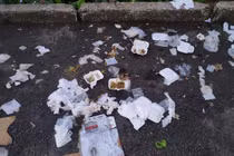 Nhóm trẻ xả rác sau bữa liên hoan trên cầu Long Biên gây nóng mắt