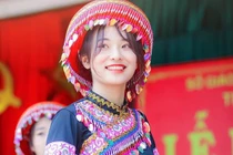 Ngắm nhan sắc nữ sinh múa trong lễ khai giảng bất ngờ nổi trên MXH