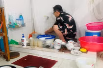 Đã tìm thấy ông chồng của năm, đêm Noel ngồi cặm cụi rửa bát cho vợ