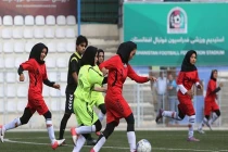 Thiếu nữ Hồi giáo đá bóng chuyên nghiệp