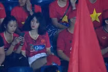 Nữ CĐV trên khán đài của U23 Việt Nam khiến CĐM thao thức