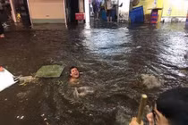 Du khách nước ngoài “chill” trong nước mưa ngập phố cổ