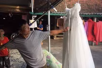 Gái ế lấy chồng, dân mạng chú ý tới hành động khác thường của ông bố