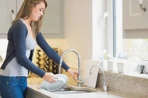 Tôi chết điếng nghe được lời nhà bạn trai bàn tán về mình