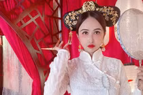 Hú hồn bộ ảnh đón năm mới phong cách cổ trang của vợ hai Minh Nhựa