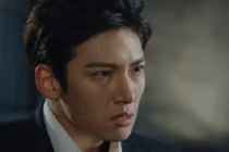 Thấy vợ ôm gã đàn ông chặt cứng, tôi chết điếng đến rơi rụng chân tay