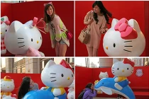Gái trẻ đua nhau tự sướng với cô mèo Hello Kitty 