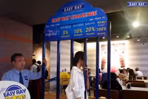 Vừa về tới Việt Nam, thử thách chui lọt khe đã lập tức gây bão