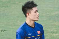 Sở hữu combo "cao+mắt híp" Tấn Sinh khiến fan liên tưởng đến trai Hàn