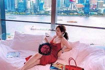 Đám cưới con gái riêng của chồng, vợ hai Minh Nhựa sáng hơn cô dâu