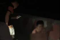 Phẫn nộ bé trai bị mẹ bạo hành dã man, lột quần áo bắt quỳ giữa đường