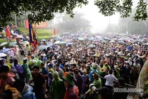 Hàng vạn du khách xếp hàng tham quan Di tích lịch sử Đền Hùng