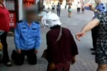 Xôn xao quản lý đô thị quỳ trước bà cụ bán rau