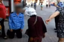 Xôn xao quản lý đô thị quỳ trước bà cụ bán rau