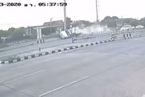 Video: Màn giữ thăng bằng siêu kinh điển của gã tài xế xe bán tải