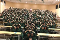 Trend mới siêu “lầy” của học sinh khi tham gia vào kỳ quốc phòng