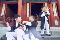 Bộ ảnh tình bạn tiểu đạo sĩ siêu đáng yêu gây sốt