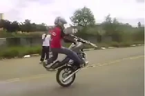 Pha bốc đầu xe cười ra nước mắt