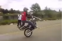 Pha bốc đầu xe cười ra nước mắt