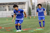 U23 VN gặp khó nhưng vẫn cười với bài tập bật vòng