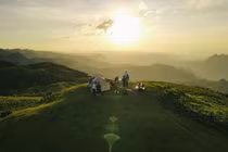 Đến Mộc Châu trải nghiệm săn mây trên đỉnh Tò Bò 