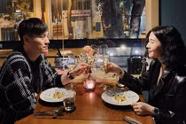 Hot girl Việt thi nhau khoe quà Valentine ai cũng khủng khiếp