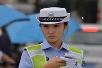 Nữ CSGT xinh đẹp làm nhiệm vụ trên đường