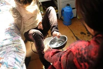 Cô gái xinh đẹp chăm sóc mẹ bị liệt... bằng chân