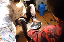 Cô gái xinh đẹp chăm sóc mẹ bị liệt... bằng chân