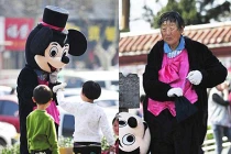 Mẹ 75 tuổi đóng giả chuột Mickey kiếm tiền cưới vợ cho con