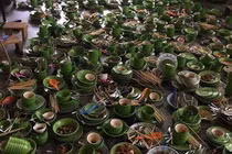 Về nhà bạn trai, cô gái hoảng hồn với 1 sân bát đĩa bẩn cần rửa