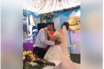 Không hôn chú rể trong đám cưới, cô dâu bị mắng “không giữ thể diện cho chồng“
