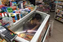 Pha chống nóng “bá đạo” của bạn trẻ