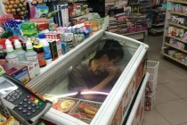 Pha chống nóng “bá đạo” của bạn trẻ