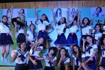 Nữ sinh đại học đọ chân dài, eo thon