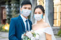 Ảnh cưới giữa mùa dịch Corona: Cô dâu chú rể bị khẩu trang kín mít