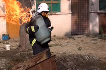 Dân mạng cảm phục lính cứu hỏa ôm bình gas bốc cháy 