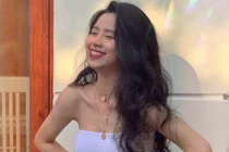 Loạt ảnh khoe thân táo bạo của “hot girl tạp hoá” gây nhức mắt