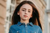 Chết chìm trong đôi mắt của mẫu nhí 9 tuổi đến từ Anh