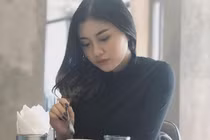 Cận nhan sắc của cô gái Á khôi tố thủ môn Văn Toản bắt cá hai tay