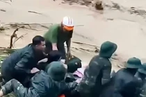Khoảnh khắc chiến sĩ bị kéo mạnh cuốn theo dòng nước lũ