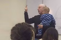 Giáo sư vừa bế con của trò vừa giảng bài hăng say